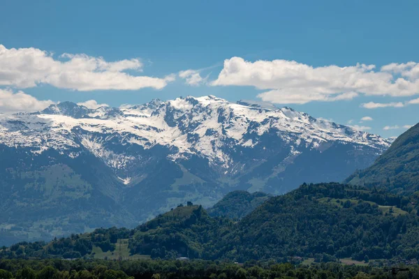 Panorama Uma Paisagem Alpina Com Altas Montanhas Prados Verdes Árvores — Fotografia de Stock