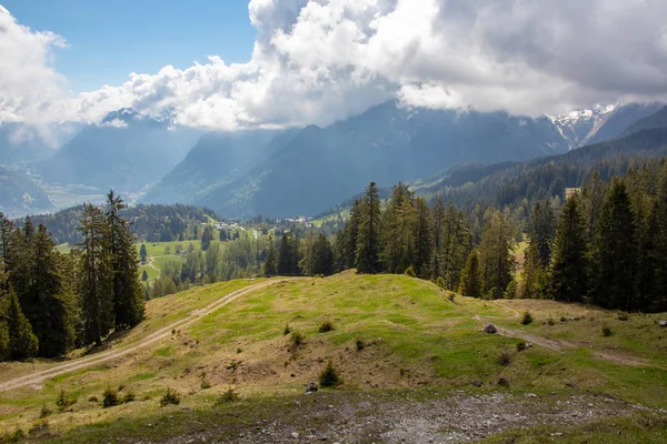 Panorama Uma Paisagem Alpina Com Altas Montanhas Prados Verdes Árvores — Fotografia de Stock