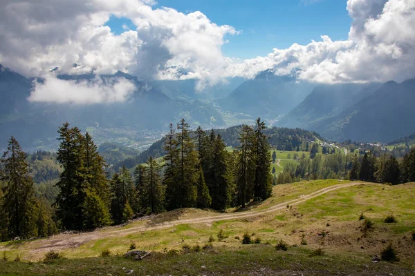 Panorama Uma Paisagem Alpina Com Altas Montanhas Prados Verdes Árvores — Fotografia de Stock