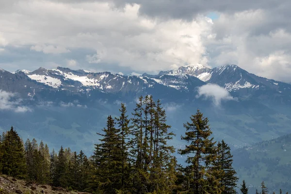Panorama Alpské Krajiny Vysokými Horami Zelenými Loukami Stromy Jaře Sněhem — Stock fotografie