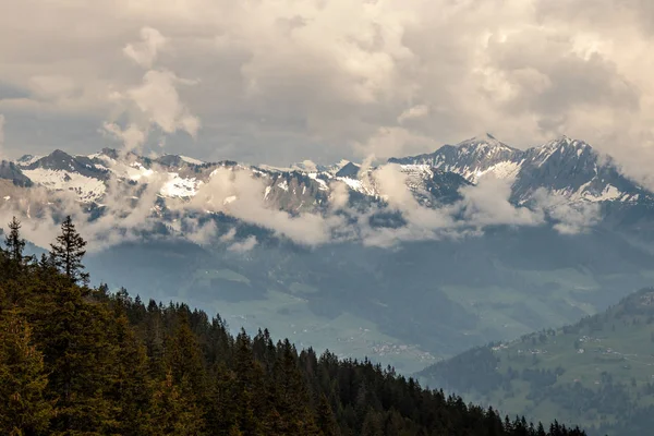 Panorama Paisaje Alpino Con Altas Montañas Verdes Prados Árboles Primavera —  Fotos de Stock