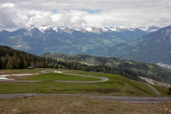 Panorama Paisaje Alpino Con Altas Montañas Verdes Prados Árboles Primavera — Foto de Stock