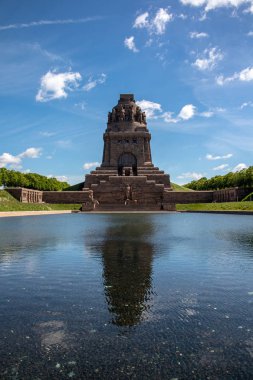 Leipzig Almanya'daki Milletler Savaşı Anıtı'ndan güneş ve mavi gökyüzünde manzara