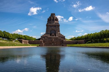 Leipzig Almanya'daki Milletler Savaşı Anıtı'ndan güneş ve mavi gökyüzünde manzara