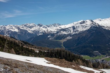 İsviçre Alpleri 'ndeki Schatzalm-Davos ' d a k i mavi gökyüzünde yüksek kısmen karlı dağların Panoraması