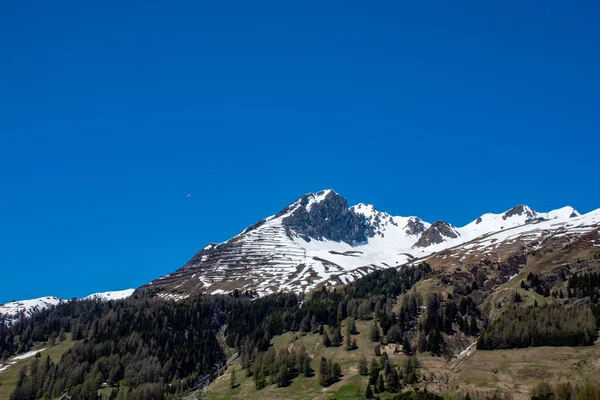 Панорама Озера Давос Швейцария Высокими Частичными Снежными Горами Альп Весной — стоковое фото