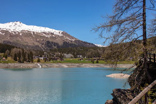 Panorama Lago Davos Suíça Com Altas Montanhas Nevadas Parciais Dos — Fotografia de Stock