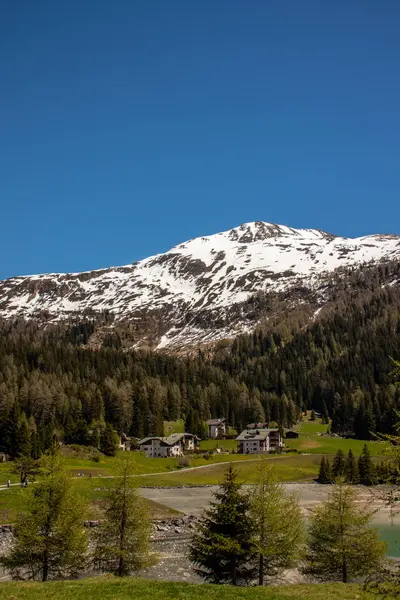Panorama Desde Lago Davos Suiza Con Altas Montañas Nevadas Parciales — Foto de Stock