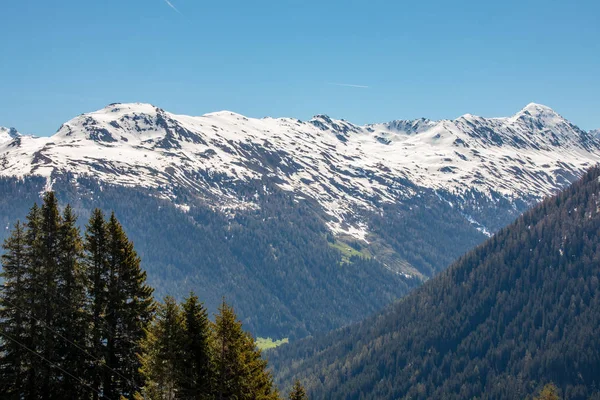 Panorama Altas Montañas Parcialmente Nevadas Cielo Azul Tomadas Del Schatzalm — Foto de Stock