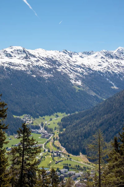 Panorama Van Hoge Gedeeltelijk Besneeuwde Bergen Bij Blauwe Hemel Die — Stockfoto