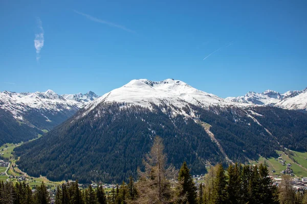 Panorama Altas Montanhas Parcialmente Nevadas Céu Azul Tomadas Schatzalm Davos — Fotografia de Stock