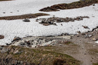 İsviçre Alpleri 'nde baharda bir sürü su erime ile şelaleler ve dağ akışları görünümü