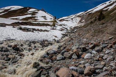 İsviçre Alpleri 'nde baharda bir sürü su erime ile şelaleler ve dağ akışları görünümü