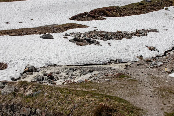 İsviçre Alpleri 'nde baharda bir sürü su erime ile şelaleler ve dağ akışları görünümü