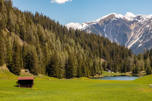 Vista Pequeño Lago Una Vieja Choza Madera Prados Verdes Frente —  Fotos de Stock