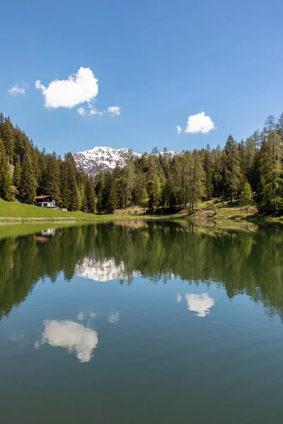 Θέα Μια Μικρή Λίμνη Πράσινα Λιβάδια Μπροστά Από Ψηλά Βουνά — Φωτογραφία Αρχείου
