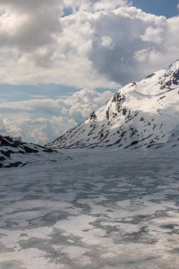 Bernina Pass Bernina Massif ve Moterach Buzulu çevresindeki dağlardan bir panorama görünümü, İsviçre Alpleri, Avrupa