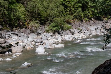 İsviçre Alpleri'ndeki bir geçitte vahşi bir nehrin manzarası