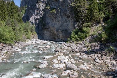İsviçre Alpleri'ndeki bir geçitte vahşi bir nehrin manzarası