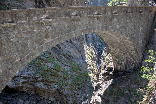 Utsikt Över Vild Flod Viamala Gorge Med Gamla Historiska Stenbron — Stockfoto