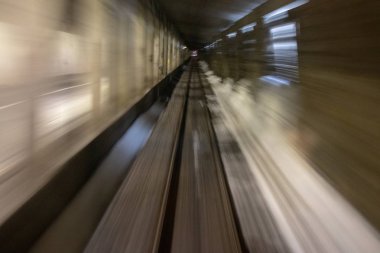 Yüksek hız etkisi olan bir tünelde bulanık tren yolu