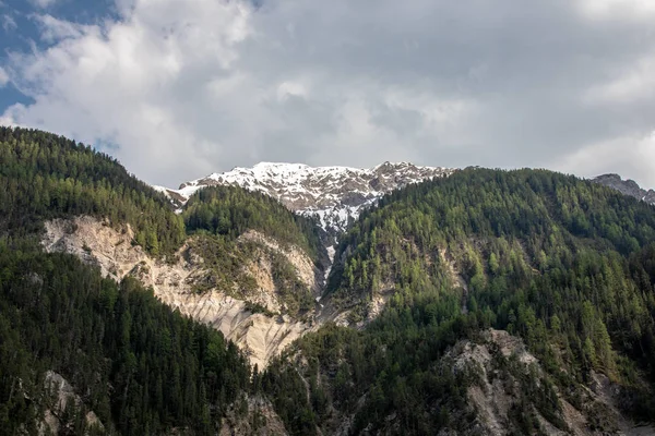 Pohled Zasněžené Hory Zelenými Zalesněnými Horami Modré Obloze Švýcarských Alpách — Stock fotografie