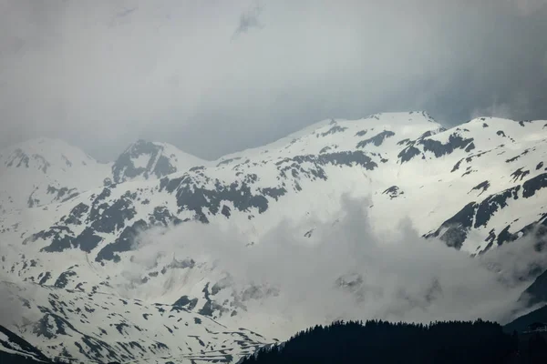 Zasněžené Hory Mlhavém Počasí Švýcarských Alpách — Stock fotografie