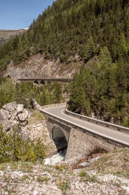 İsviçre alplerinde Albula vadisinde ilginç sokakları ve demiryolu köprüleri görünümü