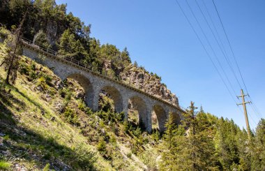 İsviçre alplerinde Albula vadisinde ilginç sokakları ve demiryolu köprüleri görünümü