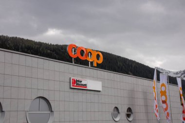 Davos, İsviçre-07 Haziran 2019. Bayi Coo bir süpermarket görünümü