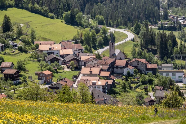 Vista Pueblo Los Alpes Suizos Con Prados Montañas Vacas Iglesia — Foto de Stock