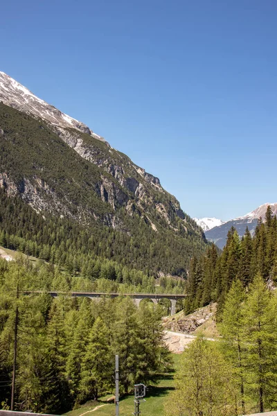 Sviçre Alplerinde Albula Vadisinde Ilginç Sokakları Demiryolu Köprüleri Görünümü — Stok fotoğraf