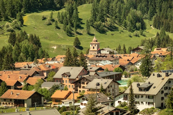 Utsikt Över Schweiziska Alperna Med Ängar Berg Kor Kyrka Och — Stockfoto