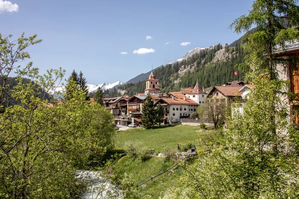 Utsikt Över Schweiziska Alperna Med Ängar Berg Kor Kyrka Och — Stockfoto