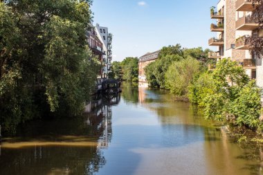 Leipzig Schleussig'deki Weisse Elster nehrinden güzel bir şekilde restore edilmiş eski ve modern evlere bak. Bu Leipzig su sporları için güzel bir yoldur. Bu popüler bir yerdir