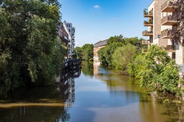 Leipzig Schleussig'deki Weisse Elster nehrinden güzel bir şekilde restore edilmiş eski ve modern evlere bak. Bu Leipzig su sporları için güzel bir yoldur. Bu popüler bir yerdir