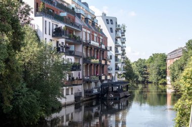 Leipzig, Almanya'daki Weisse Elster nehrinden manzara. Buntgarnwerke adı ile eski binalarda harika mimari yaşamak için popüler bir yerdir. Burası yaşamak ve su sporları için güzel bir yer..