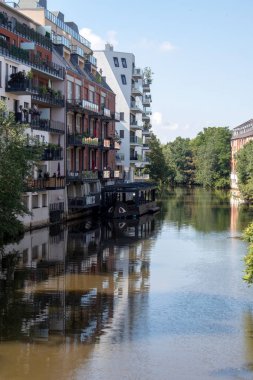 Leipzig, Almanya'daki Weisse Elster nehrinden manzara. Buntgarnwerke adı ile eski binalarda harika mimari yaşamak için popüler bir yerdir. Burası yaşamak ve su sporları için güzel bir yer..
