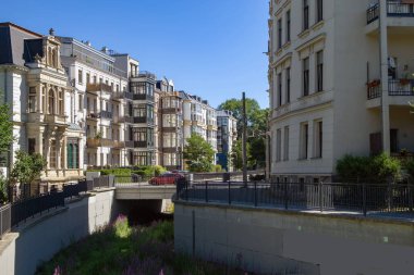 Nehir Elstermuehlgraben Leipzig mavi gökyüzünde güzel restore tarihi konut binaları ile