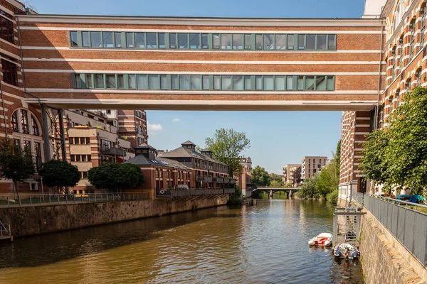 Leipzig, Almanya'daki Weisse Elster nehrinden manzara. Buntgarnwerke adı ile eski binalarda harika mimari yaşamak için popüler bir yerdir. Burası yaşamak ve su sporları için güzel bir yer..