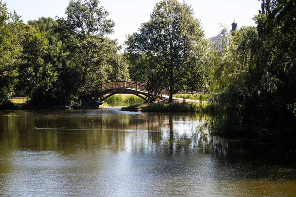 在莱比锡的夏天 公园景观与大道 桥梁和树木的美丽景色 — 图库照片