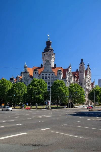 夏の青空の前景に大きな通りを横断する新しいライプツィヒ市庁舎 — ストック写真