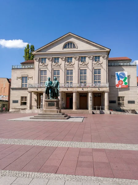 2018年7月26日德国国家剧院和施塔茨卡佩尔魏玛剧院的景观 德国剧院和音乐组织与歌德和席勒的纪念碑在前景 — 图库照片