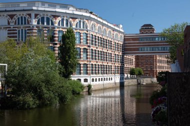 Leipzig Schleussig nehir elster resim . Bu adı buntgarnwerke ile eski binalarda modern architectur ikamet popüler bir yerdir. Burası su sporları için güzel bir yer. .