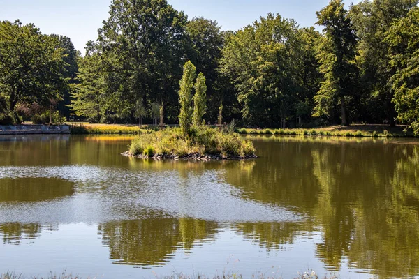 Vista Idílico Paisaje Parque Leipzig Alemania Con Estanque Con Isla —  Fotos de Stock