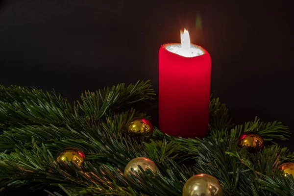 Mum, köknar dalları, noel süslemeleri ve christmassy hamur işleri ile Noel gösterimleri