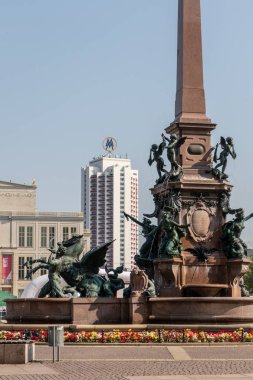  Şehir meydanında Mendebrunnen adlı çeşme görünümü Augu