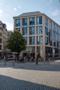  İrlanda moda d ile modern iş binasından görünümü