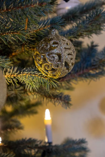 圣诞节，各种圣诞树装饰与基督的焦点 — 图库照片