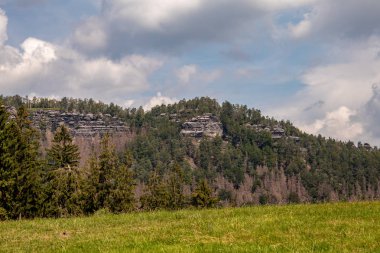 Bohemİsviçre'de çekiciye yakın kumtaşı dağlarının görünümü